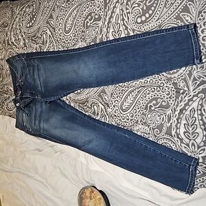 Bebe Womens Medium Wash Midrise Jeans 5 pockets with stones.